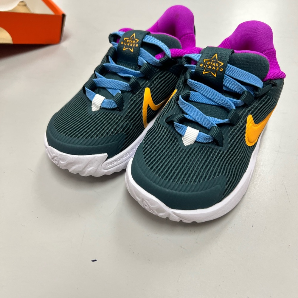Nike Kids Dark Blue & Yellow Star Runner Sneakers